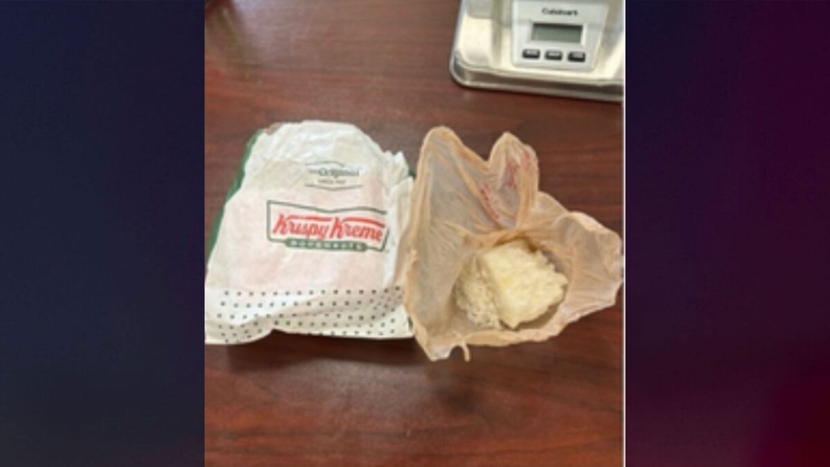 Un groupe de travail géorgien trouve de la méthamphétamine à vendre dans un sac de Krispy Kreme sur un stand de fruits en bordure de route Un groupe de travail géorgien trouve de la méthamphétamine à vendre dans un sac de Krispy Kreme sur un stand de fruits en bordure de route