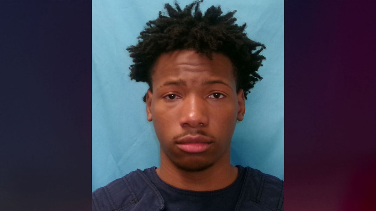 Un adolescent a poignardé dans le cœur lors de la rencontre de piste du lycée et meurt dans les bras de son jumeau; Suspect arrêté